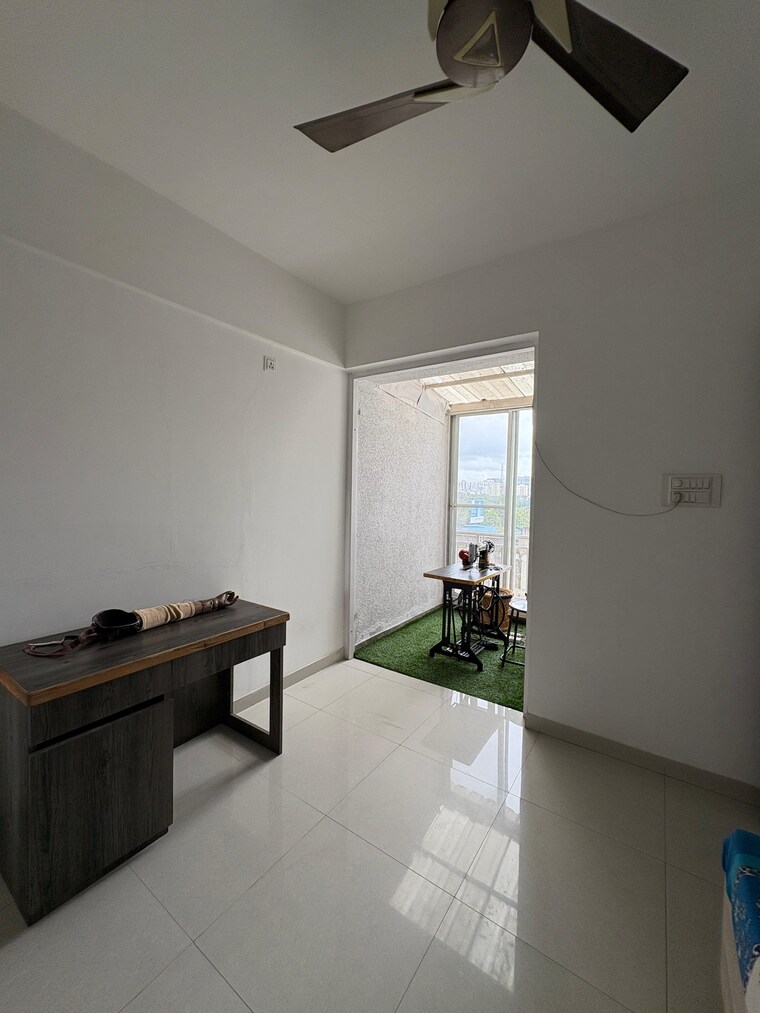 Kitchen, paras-vista 2 Bedroom 850 Sq.Ft. Apartment In Wakad Pune 9147293