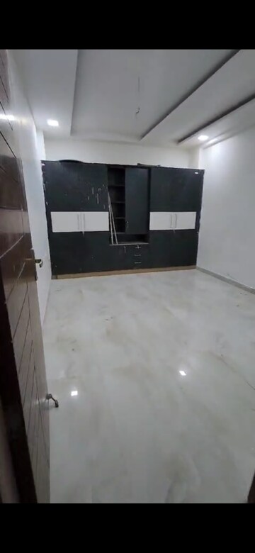Room in 4 BHK Builder Floor at Sector 21b – for Rent