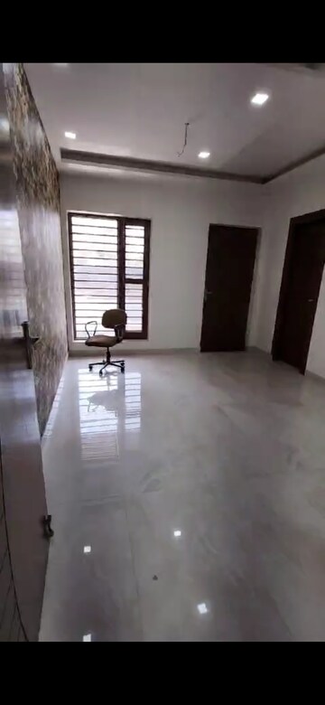 Room in 4 BHK Builder Floor at Sector 21b – for Rent