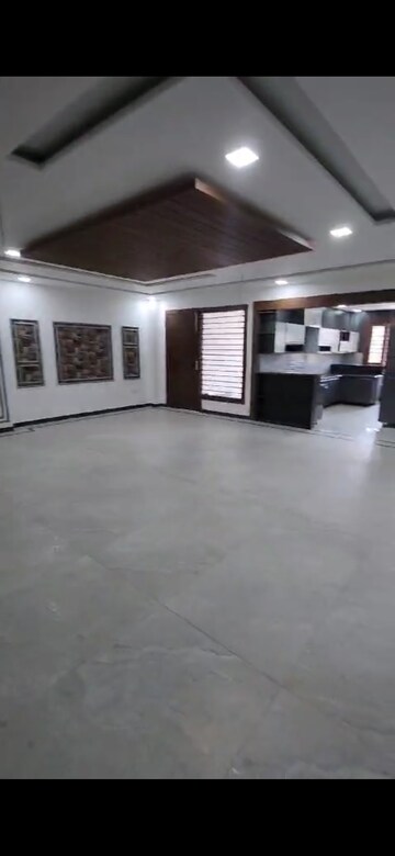 Room in 4 BHK Builder Floor at Sector 21b – for Rent