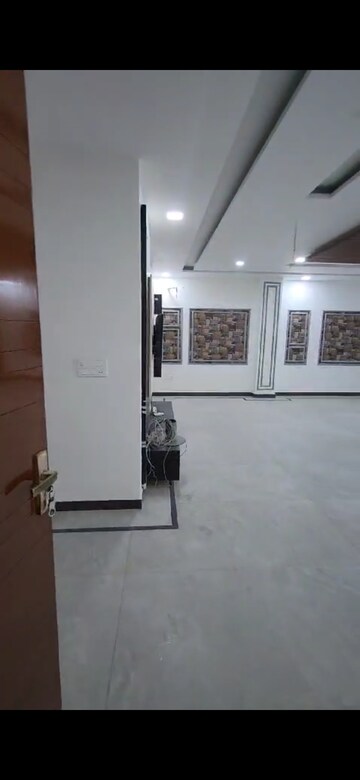Room in 4 BHK Builder Floor at Sector 21b – for Rent