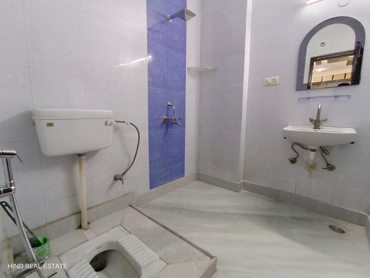 Bathroom, vasant kunj 3 Bedroom 1500 Sq.Ft. Builder Floor In Vasant Kunj Delhi 9147348