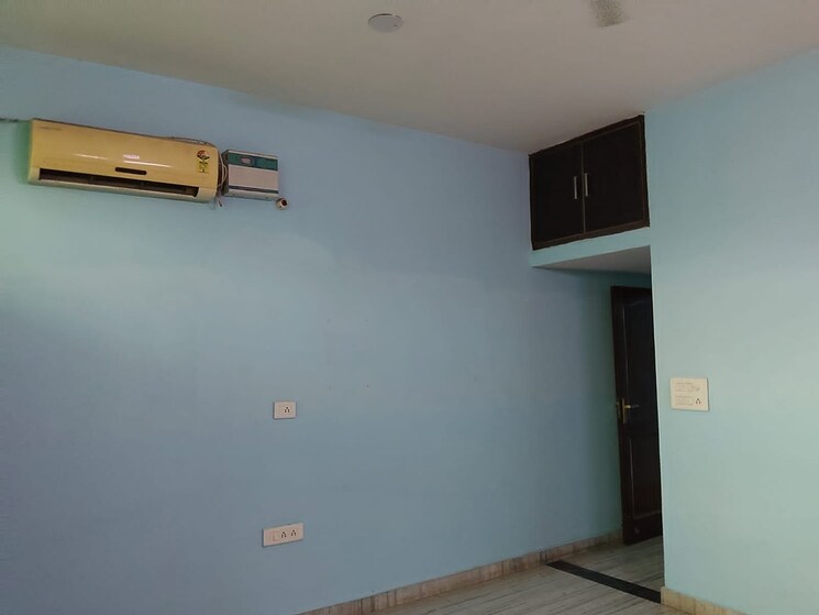 Room, sector 21d 4 Bedroom 350 Sq.Yd. Builder Floor In Sector 21d Faridabad 9147540