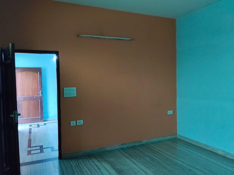 Room, sector 21d 4 Bedroom 350 Sq.Yd. Builder Floor In Sector 21d Faridabad 9147540