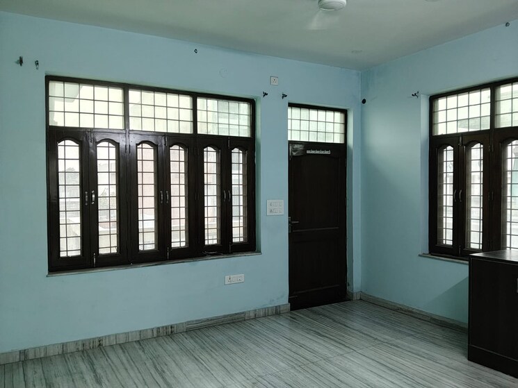 Room, sector 21d 4 Bedroom 350 Sq.Yd. Builder Floor In Sector 21d Faridabad 9147540