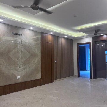 Room in 4 BHK Builder Floor at Ansal Versalia Phase A2, Sector 67a – for Sale