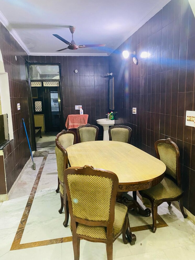 Team Area, tilak nagar 2.5 Bedroom 900 Sq.Ft. Builder Floor In Tilak Nagar Delhi 9147741