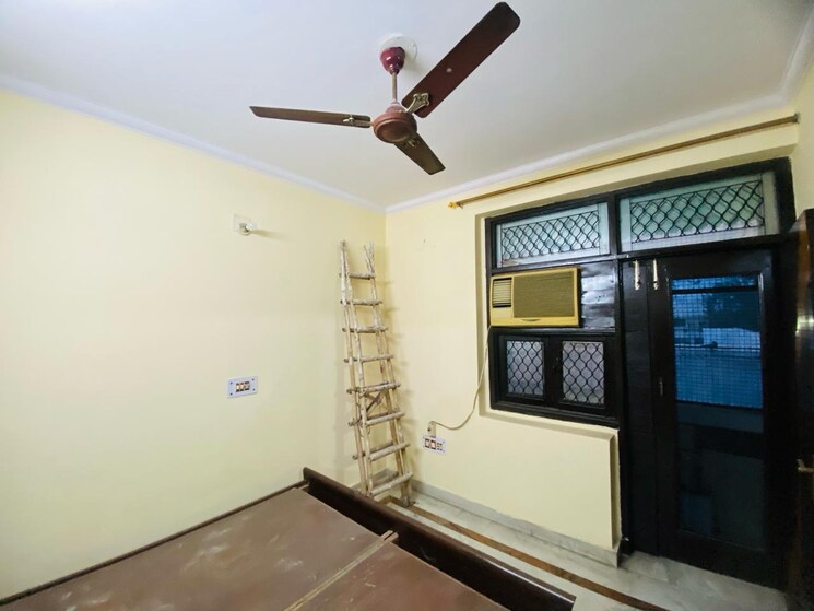 Room, tilak nagar 2.5 Bedroom 900 Sq.Ft. Builder Floor In Tilak Nagar Delhi 9147741
