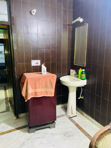 Room in 2.5 BHK Builder Floor at Tilak Nagar – for Rent