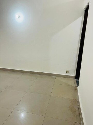 Room in 3 BHK Builder Floor at Arun Vihar Sector 37, Sector 37 – for Rent