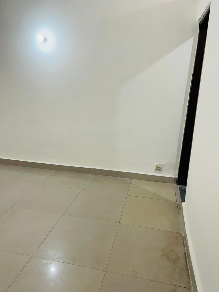 Room, arun-vihar-sector-37 3 Bedroom 1450 Sq.Ft. Builder Floor In Sector 37 Noida 9147793