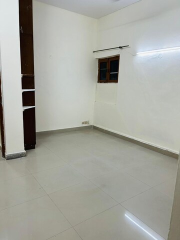 Room in 3 BHK Builder Floor at Arun Vihar Sector 37, Sector 37 – for Rent