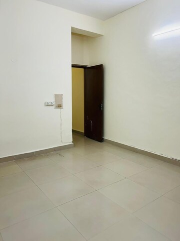 Room in 3 BHK Builder Floor at Arun Vihar Sector 37, Sector 37 – for Rent
