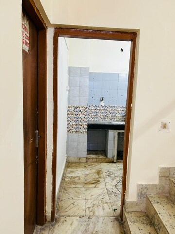 Room in 3 BHK Builder Floor at Arun Vihar Sector 37, Sector 37 – for Rent