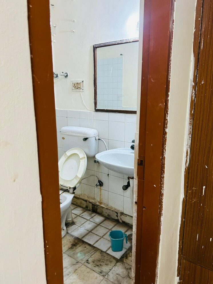 Bathroom, arun-vihar-sector-37 3 Bedroom 1450 Sq.Ft. Builder Floor In Sector 37 Noida 9147793