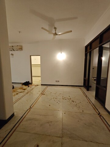 Room in 4 BHK Independent House at Ansal Sushant Floors, Sushant Lok ii – for Rent