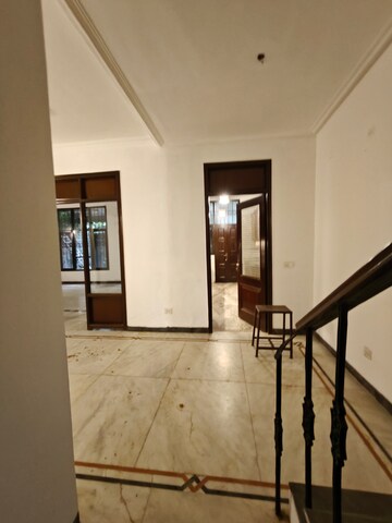 Room in 4 BHK Independent House at Ansal Sushant Floors, Sushant Lok ii – for Rent