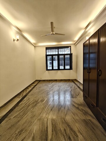 Room in 4 BHK Independent House at Sushant Vyapaar Kendra, Sector 43 – for Rent