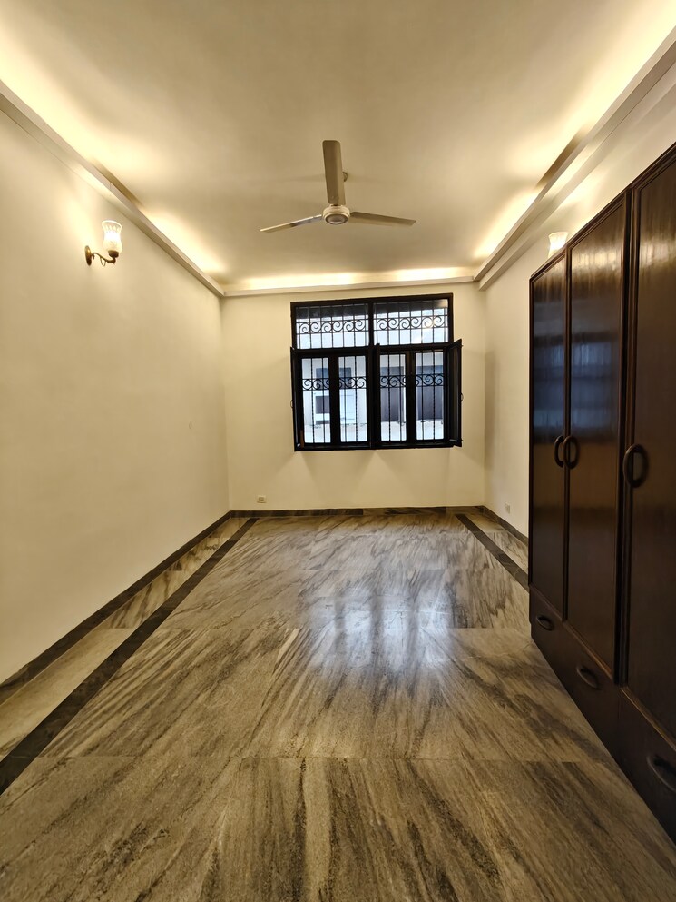 Room, sushant-vyapaar-kendra 4 Bedroom 215 Sq.Yd. Independent House In Sector 43 Gurgaon 9147849