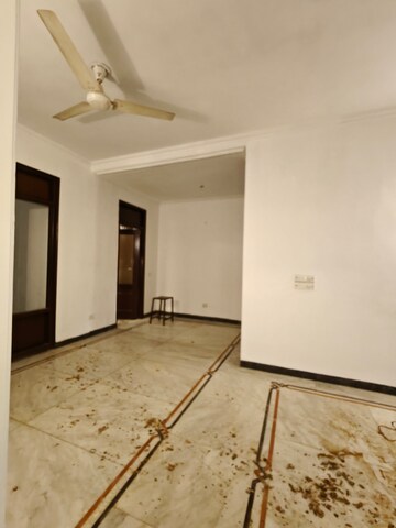 Room in 4 BHK Independent House at Sushant Vyapaar Kendra, Sector 43 – for Rent