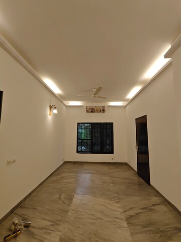 Room in 4 BHK Independent House at Sushant Vyapaar Kendra, Sector 43 – for Rent