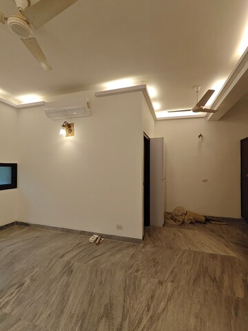Room in 4 BHK Independent House at Sushant Vyapaar Kendra, Sector 43 – for Rent