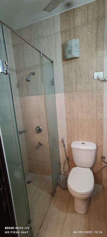 Bathroom in 1 BHK Builder Floor at Sector 40 – for Rent