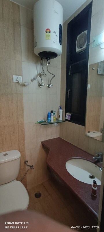 Bathroom in 1 BHK Builder Floor at Sector 40 – for Rent