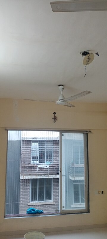 Room in 1 BHK Apartment at Bindra Complex, Andheri East – for Rent