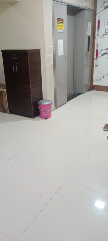 Room in 1 BHK Apartment at Bindra Complex, Andheri East – for Rent