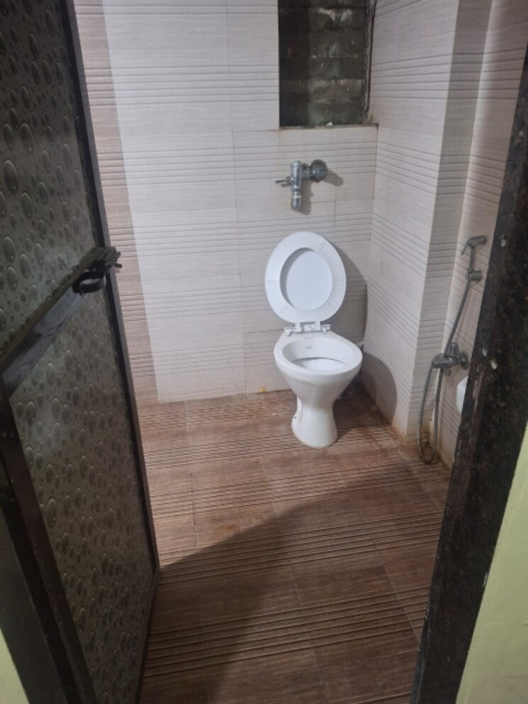 Bathroom, bindra-complex 3 Bedroom 1500 Sq.Ft. Apartment In Andheri East Mumbai 9147902