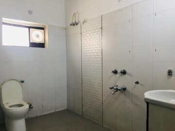 Bathroom in 6+ BHK Villa at Hauz Khas – for Rent