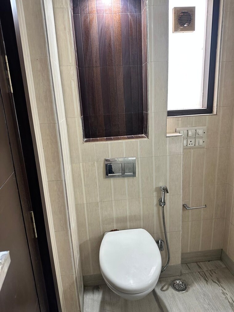 Bathroom, east of kailash 3 Bedroom 1600 Sq.Ft. Builder Floor In East Of Kailash Delhi 9147925