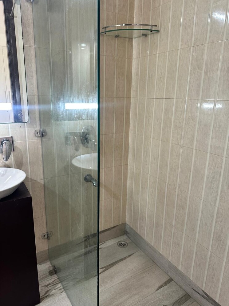 Bathroom, east of kailash 3 Bedroom 1600 Sq.Ft. Builder Floor In East Of Kailash Delhi 9147925