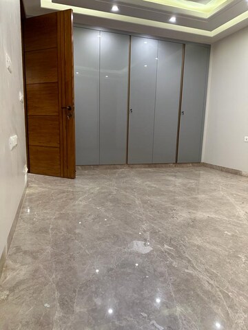 Room in 3 BHK Builder Floor at Nizamuddin East – for Rent