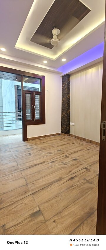 Room in 2 BHK Builder Floor at Sector 73 – for Sale