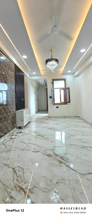 Room in 3 BHK Builder Floor at Sector 73 – for Sale