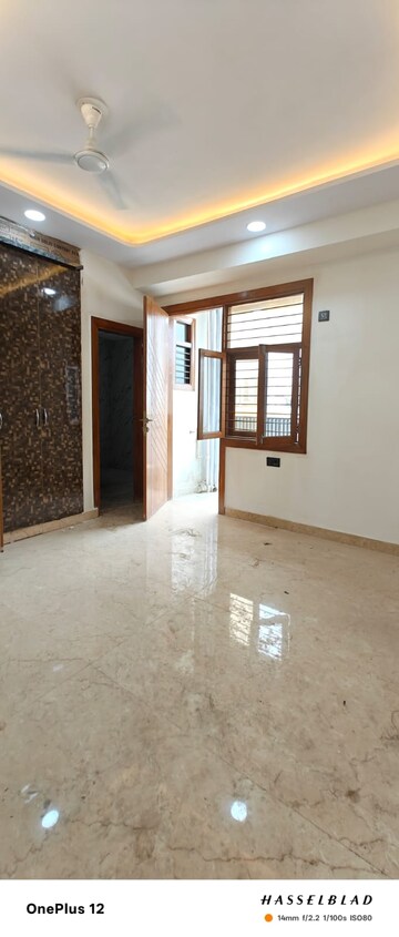 Room in 3 BHK Builder Floor at Sector 73 – for Sale