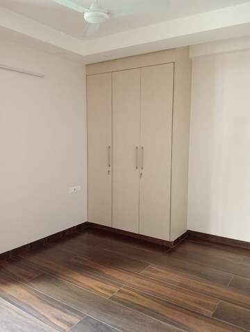 Room in 3 BHK Builder Floor at Veera Safdarjung Enclave, Safdarjung Enclave – for Rent