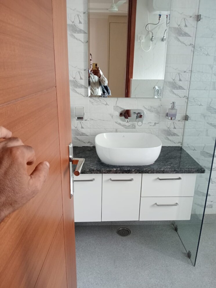 Bathroom, veera-safdarjung-enclave 3 Bedroom 180 Sq.Yd. Builder Floor In Safdarjung Enclave Delhi 9147981