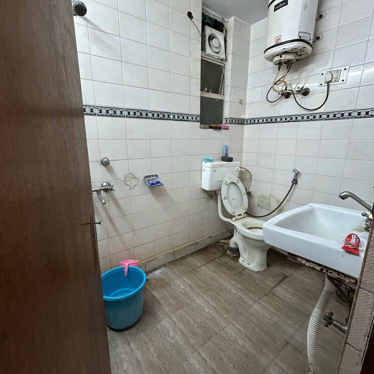 Bathroom, kotla mubarakpur 1 Bedroom 450 Sq.Ft. Builder Floor In Kotla Mubarakpur Delhi 9148032