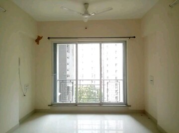 Room in 1.5 BHK Apartment at Rosa Gardenia, Ghodbunder Road – for Rent