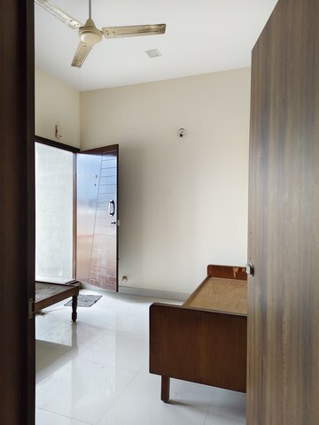 Room in 1 BHK Apartment at Halasuru – for Rent