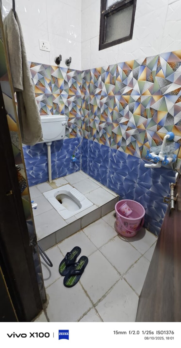 Bathroom, shaheen bagh 3 Bedroom 70 Sq.Yd. Apartment In Shaheen Bagh Delhi 9148314