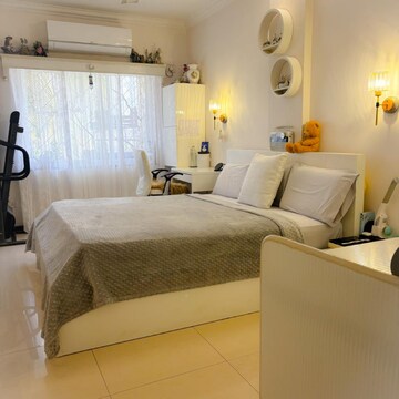 Bedroom in 2 BHK Apartment at Pooja Apartments Khar, Khar West – for Rent