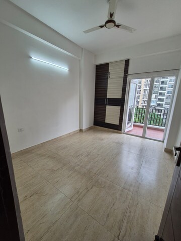 Room in 3 BHK Apartment at Gaursons Ska Green Mansion, Sector 12 Greater Noida – for Sale