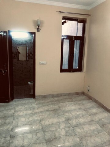 Room in 2.5 BHK Builder Floor at RWA Apartments Sector 50, Sector 50 – for Rent