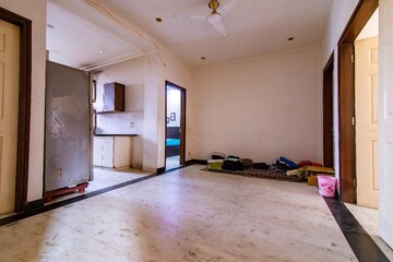Room in 2 BHK Builder Floor at RWA Apartments, Sector 31 – for Rent