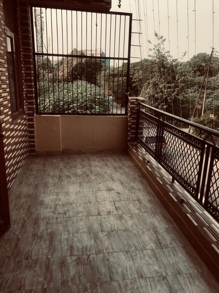 Balcony, rwa-apartments 2 Bedroom 200 Sq.Mt. Builder Floor In Sector 31 Noida 9148396