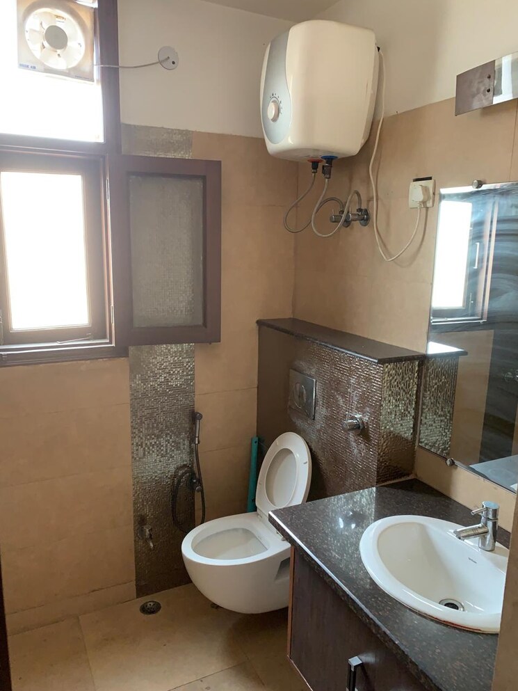 Bathroom, rwa-apartments-sector-50 3.5 Bedroom 300 Sq.Mt. Builder Floor In Sector 50 Noida 9148398